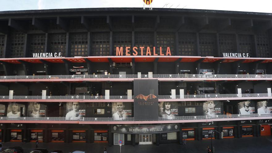 Imagen de la tribuna de Mestalla, con las imágenes de los ídolos del valencianismo.