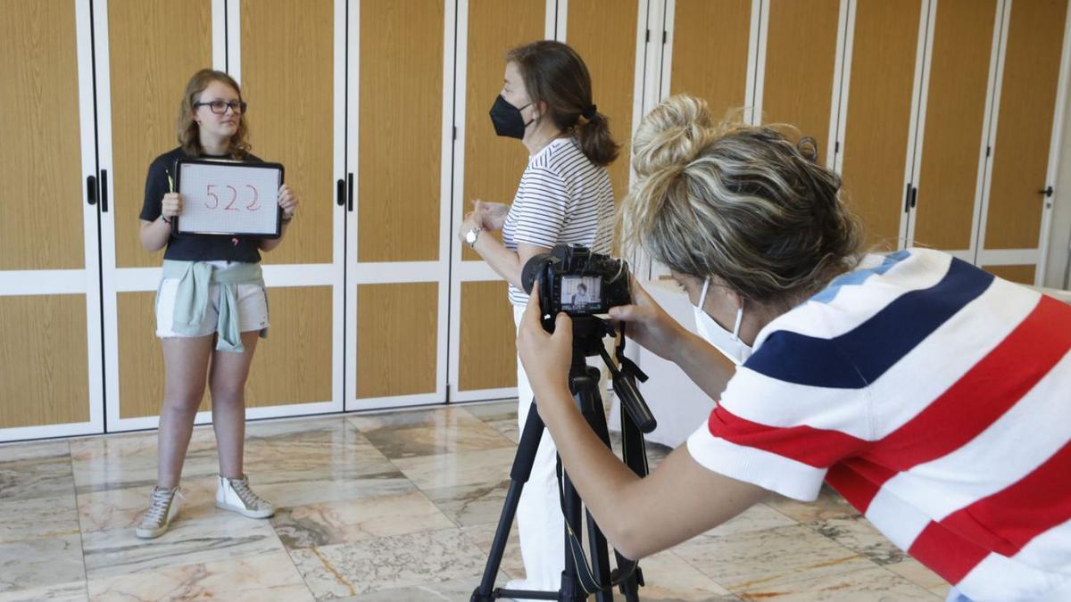 Una niña participa en la primera jornada del casting de Vaca Films en el Hotel Bahía.   | // RICARDO GROBAS