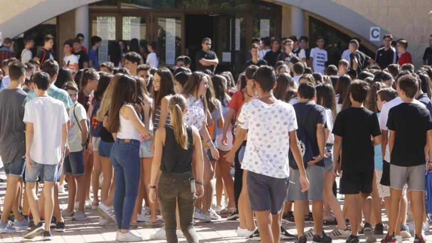 Alumnos en las puertas de un instituto de Elche esta mañana.