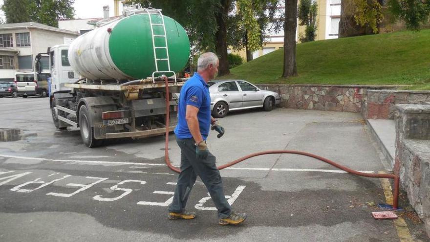 Arriondas protesta en la calle por la falta de suministro de agua durante tres días