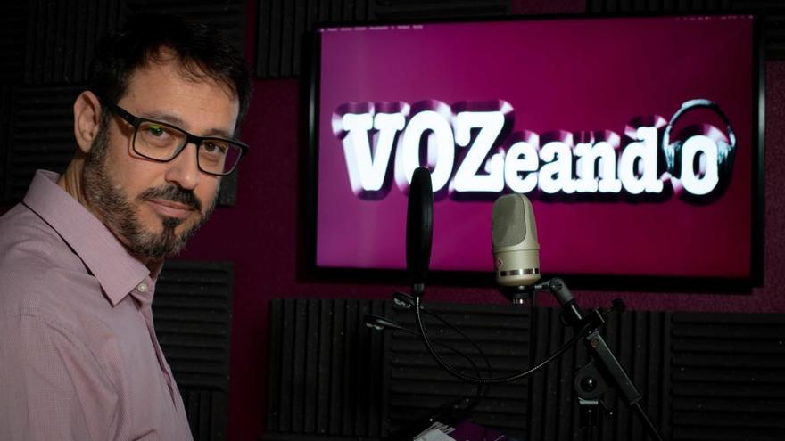 Pedro J. Fernández, en su estudio de &#039;Vozeando&#039;, en Cieza.