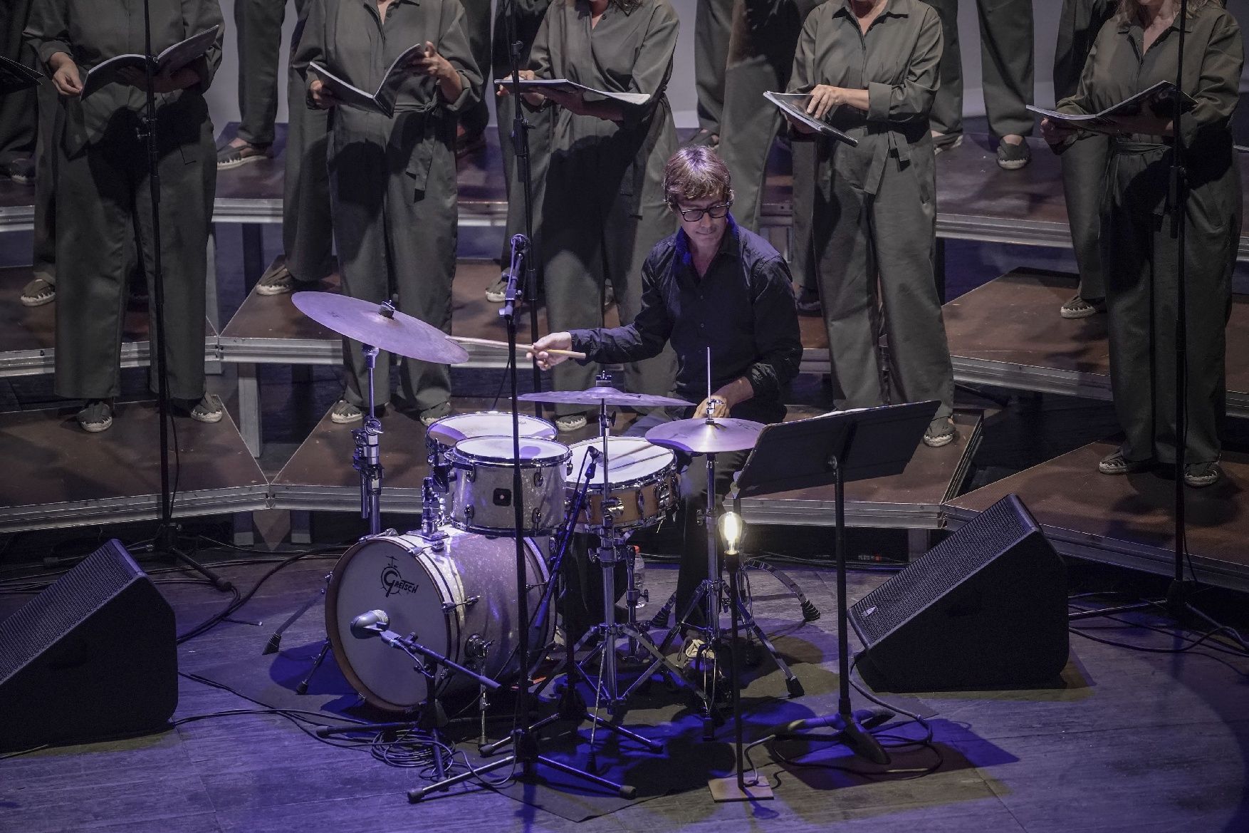 La coral Escriny i el grup Odd Trio sedueixen el Kursaal a ritme de jazz