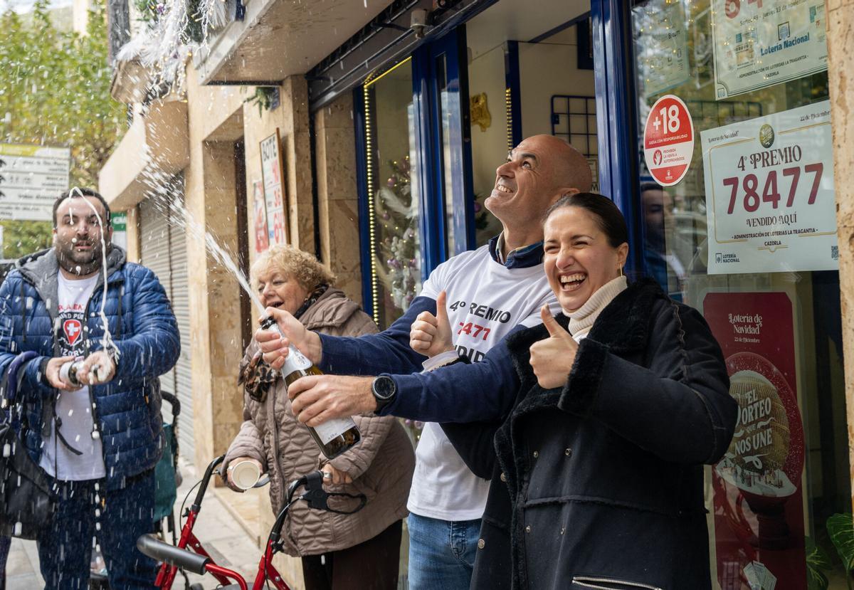 CAZORLA (JAÉN), 22/12/2025.- La lotera María José Yuste (d), celebra el cuarto premio vendido en su administración. Cincuenta de los 1.200 décimos del cuarto premio del sorteo de la Lotería de Navidad, que ha caído en el 78.477, vendidos en la administración número 1 de Cazorla (Jaén) -un millón de euros- han viajado hasta Almuñécar (Granada) a través de un lotero discapacitado muy conocido en el municipio de la costa tropical granadina. EFE/José Manuel Pedrosa