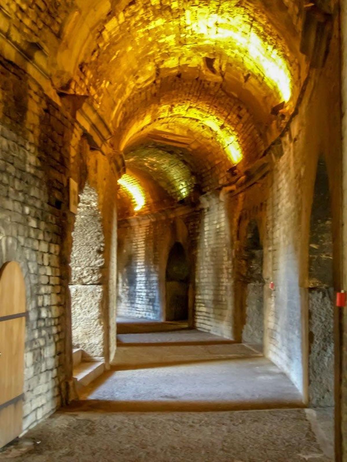 Pasillo interior del Anfiteatro romano de Arlés.