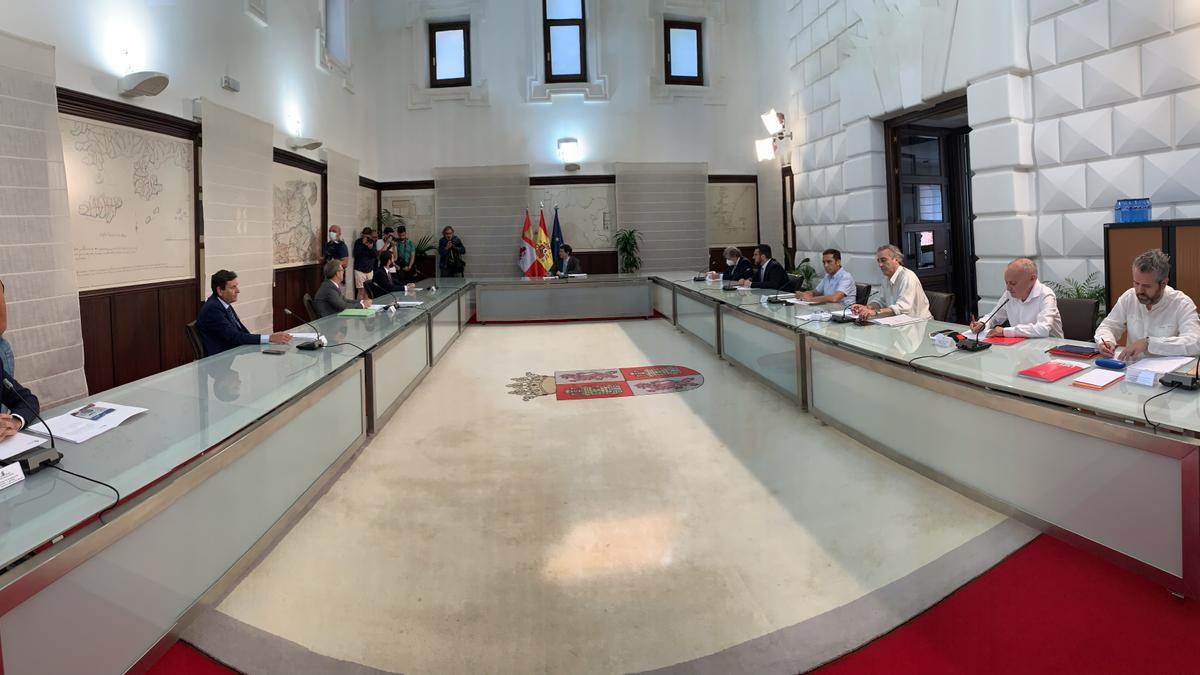 El presidente de la Junta de Castilla y León, Alfonso Fernández Mañueco, preside la reunión del Consejo del Diálogo Social.