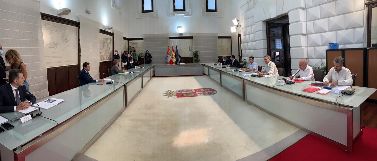 El presidente de la Junta de Castilla y León, Alfonso Fernández Mañueco, preside la reunión del Consejo del Diálogo Social.