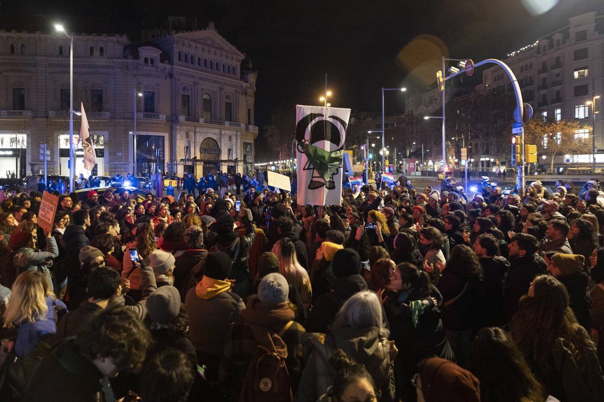 Manifestación frente al Consulado de Argentina en Barcelona contra Milei por dichos anti LGTB+ en Davos