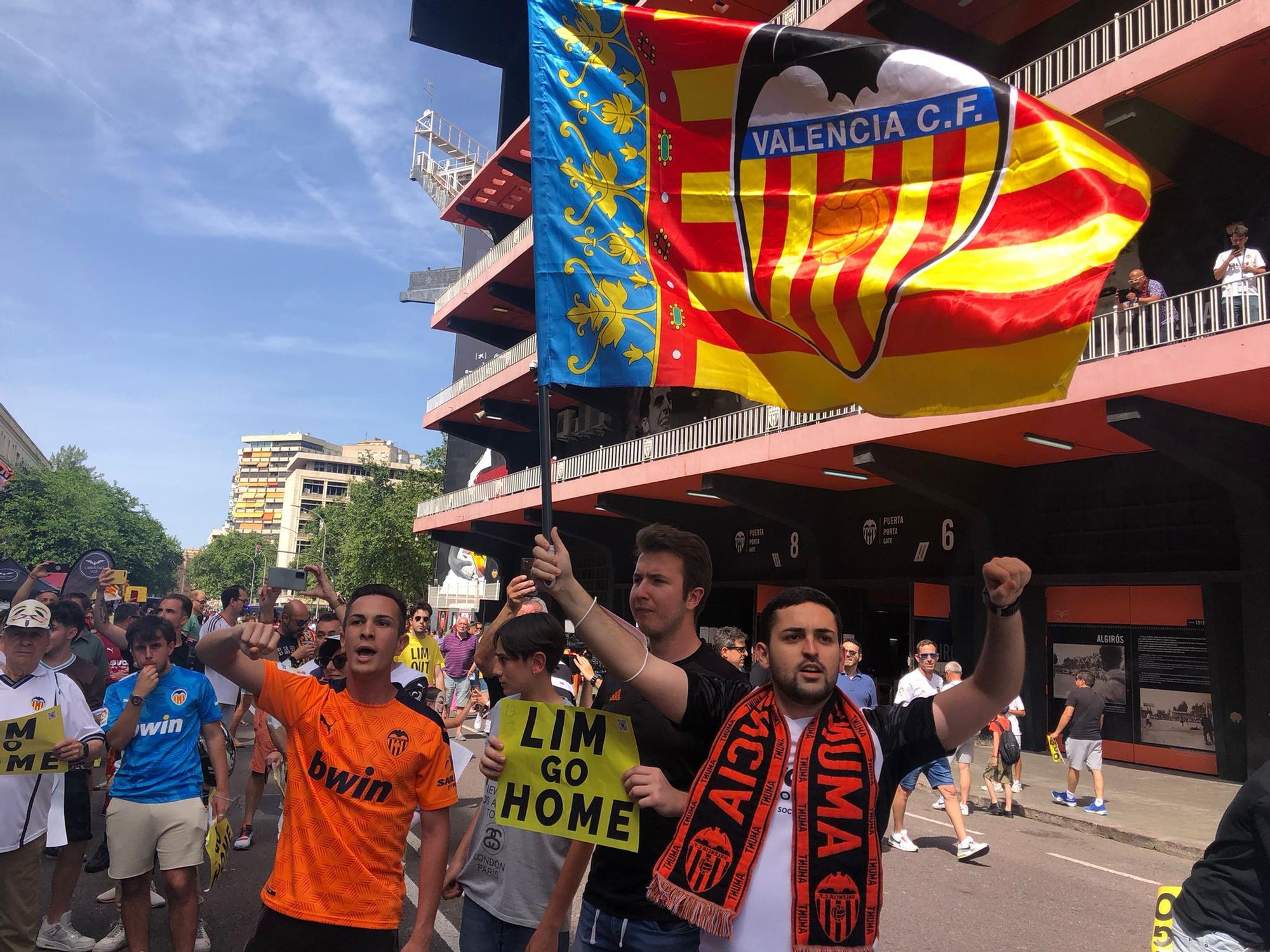 La afición del Valencia CF grita contra Meriton