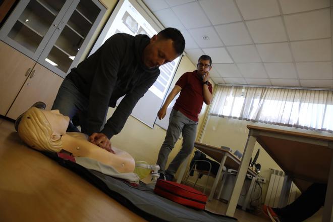 Los socorristas de Gijón actualizan sus conocimientos de rcp en el parque de bomberos (en imágenes)