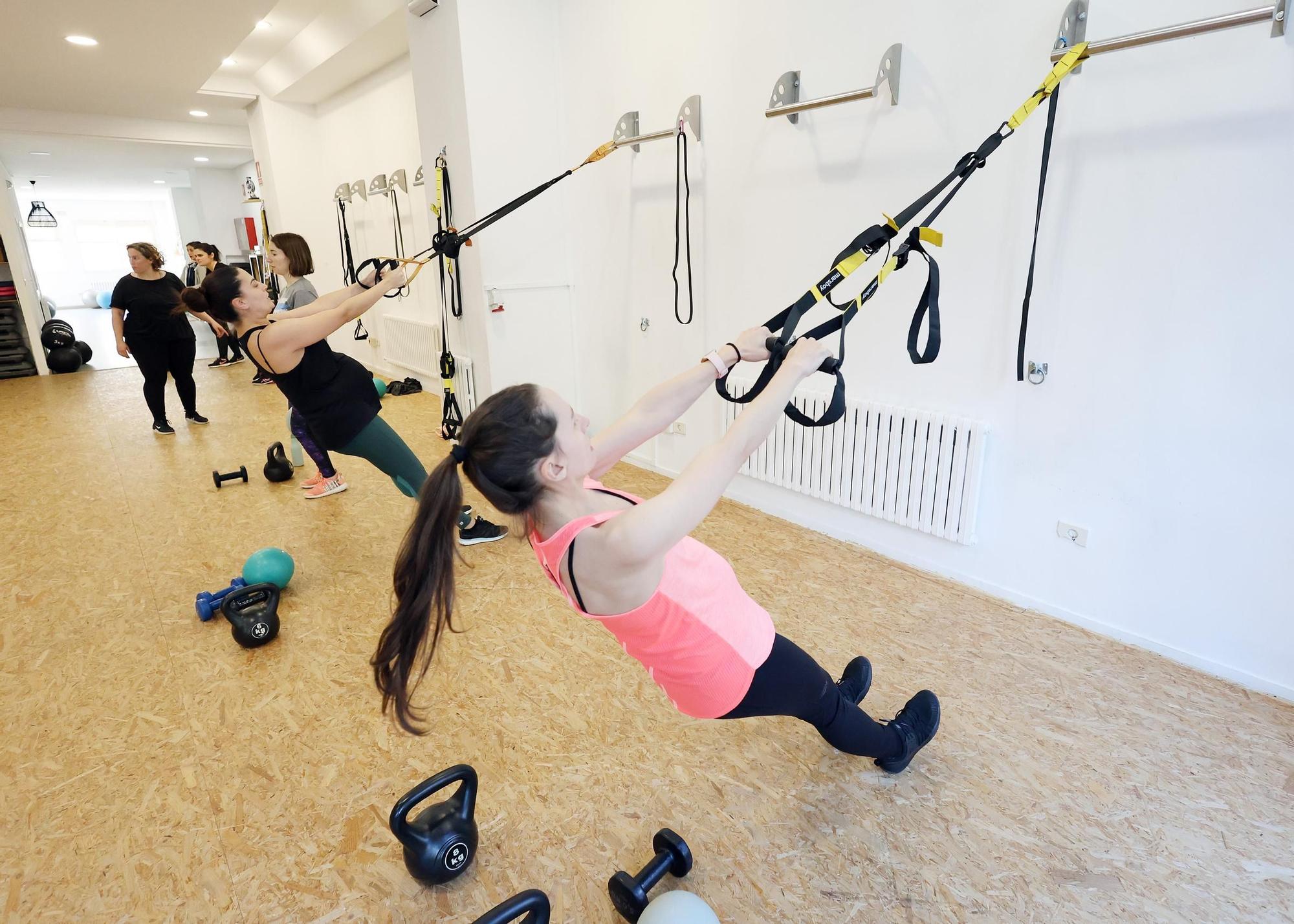 Embarazadas entrenando con pesas, trx y otros elementos en el Mama Fitness Club de Vigo  Entrena.