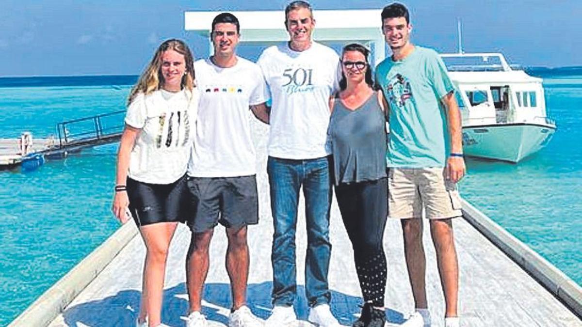 Toni Espinosa, amb la seva família, en un viatge a les Maldives.