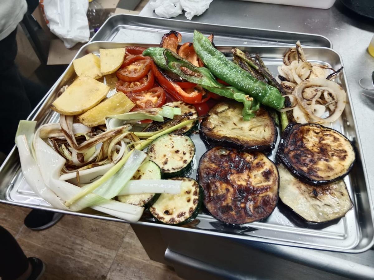Parrillada de verduras a la brasa en el restaurante de Santa Isabel.