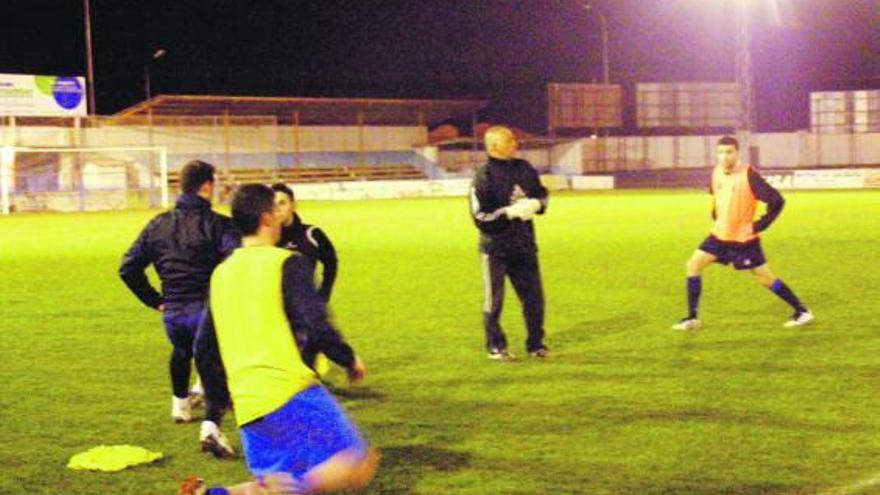 El nuevo entrenador, dirigiendo el entrenamiento celebrado en la tarde de ayer.