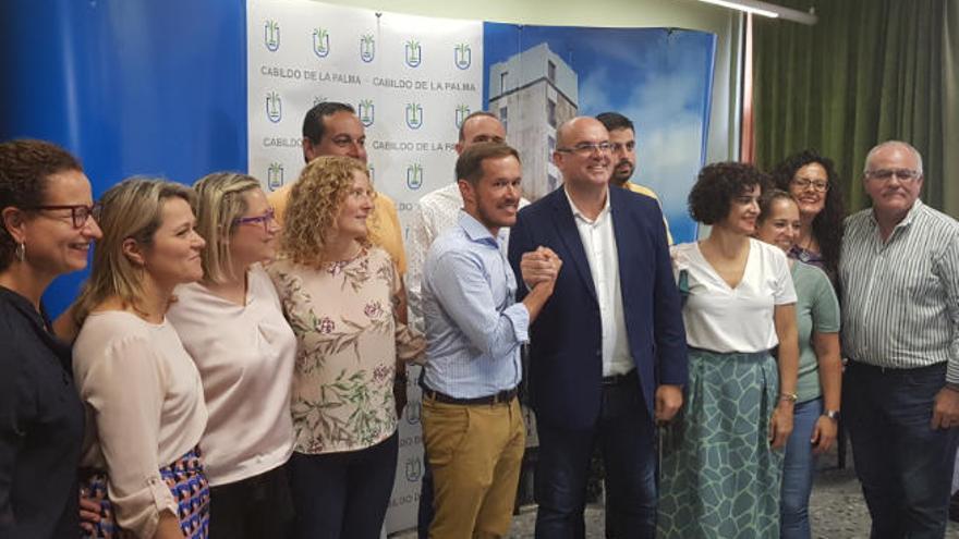 Los consejeros del Partido Popular y Partido Socialista mostraron ayer su satisfacción después de registrar la moción de censura contra Coalición Canaria.