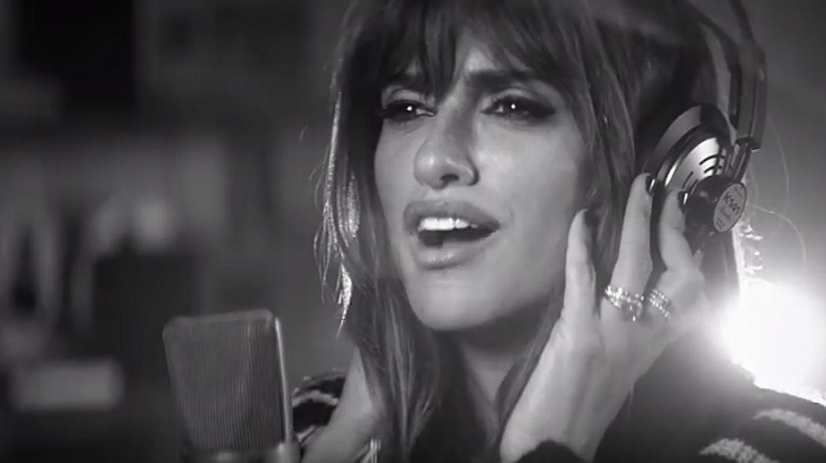 Penélope Cruz ha dissenyat una línia de bosses per a la firma italiana Carpisa, a més de gravar una cançó de Modugno per a la marca.
