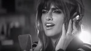 Penélope Cruz ha dissenyat una línia de bosses per a la firma italiana Carpisa, a més de gravar una cançó de Modugno per a la marca.