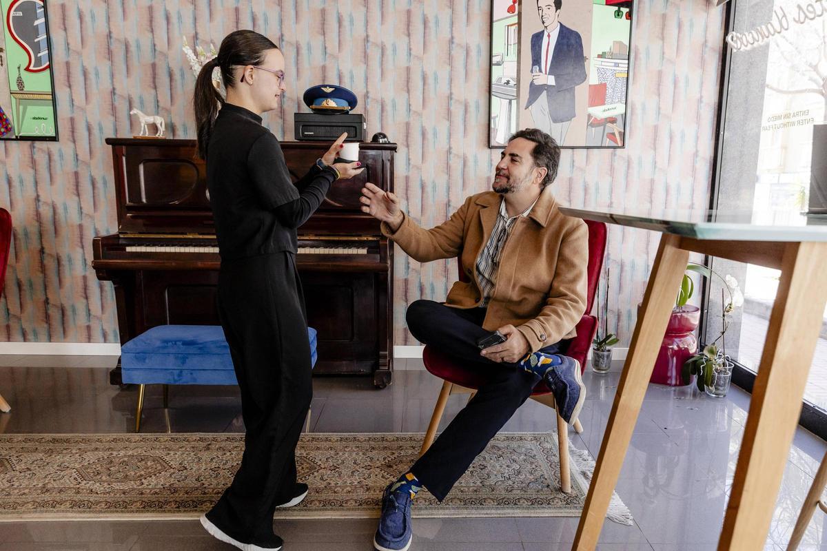 Con Emilio como ‘actor’, representa lo bien que recibe cada día a los clientes de Abdenur.