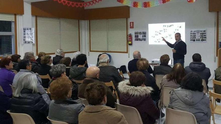 Reunión del alcalde con los vecinos para explicarle el proyecto.