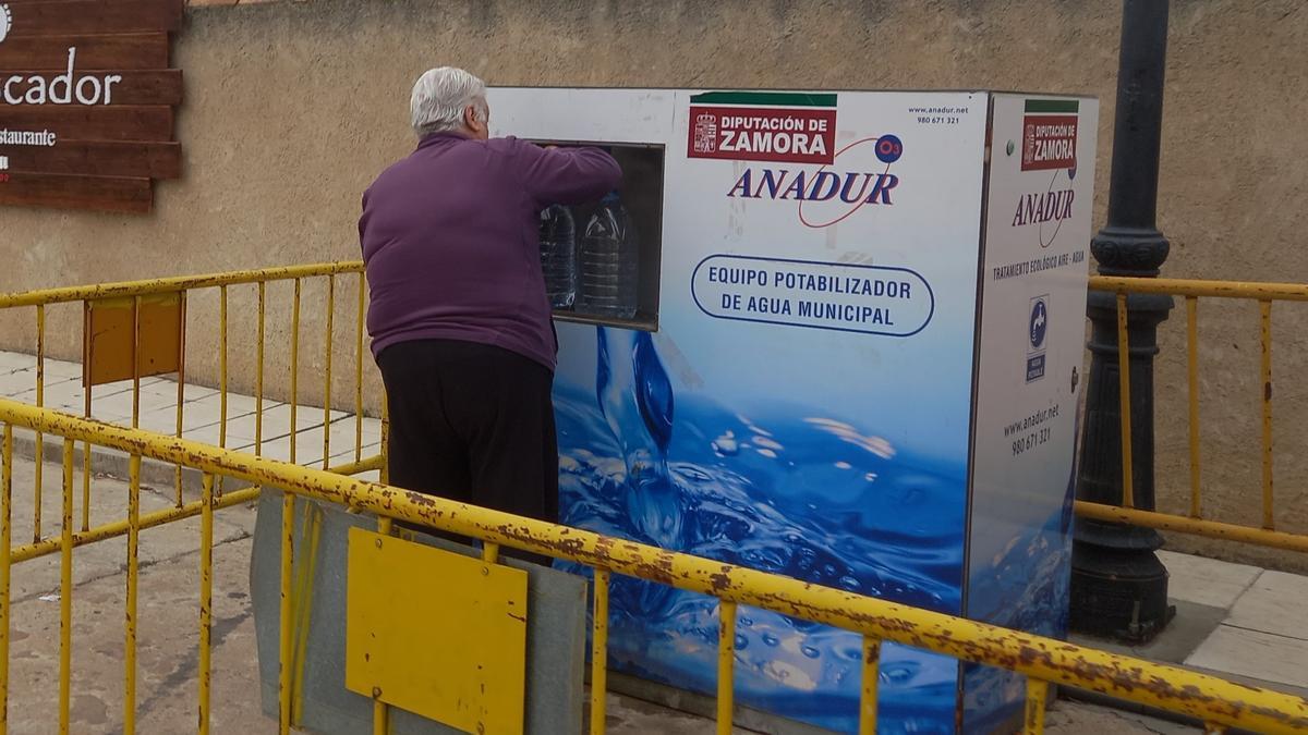 Una vecina de Montamarta recoge agua en la planta potabilizadora portátil