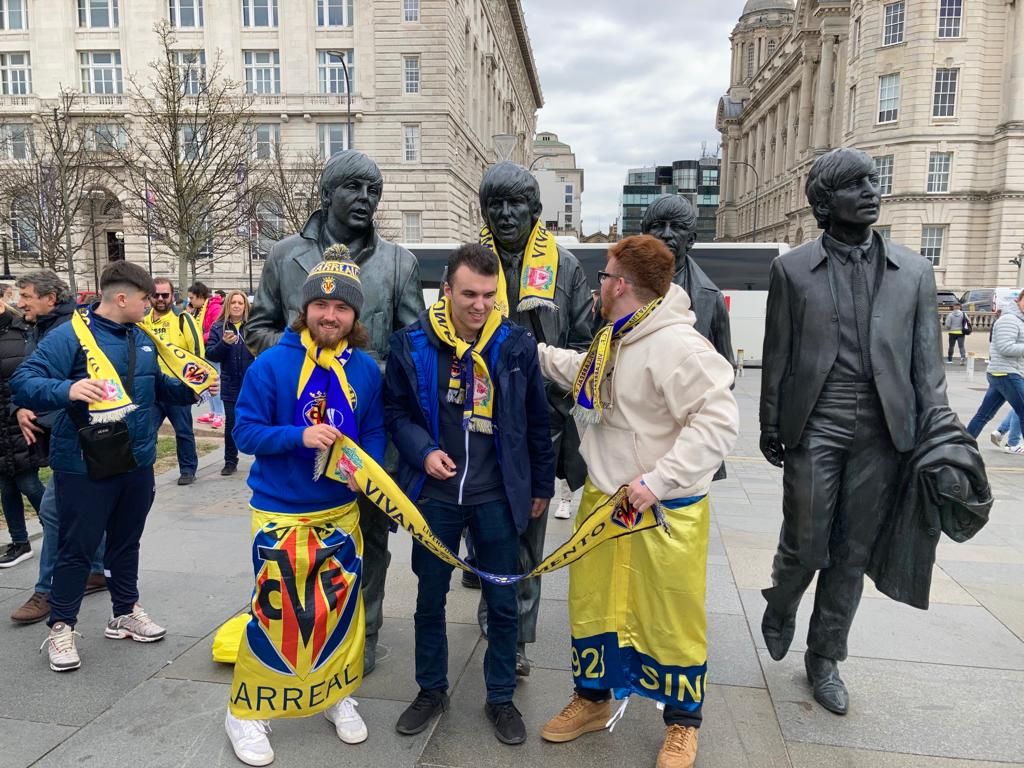 La afición del Villarreal tiñe Liverpool de amarillo