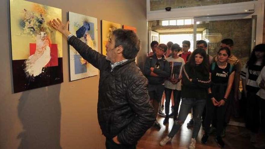 Xurxo Alonso muestra su exposición a los alumnos del colegio Salesianos