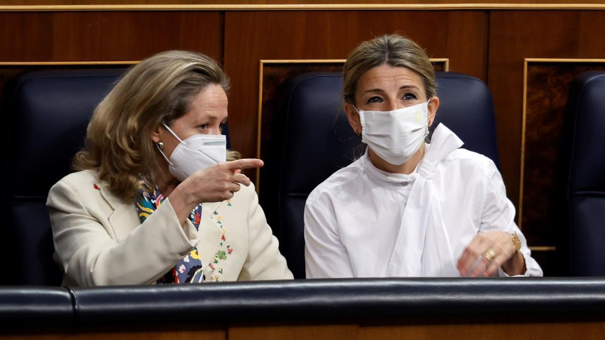 La ministra de Economía, Nadia Calviño conversa con la ministra de Trabajo, Yolanda Díaz