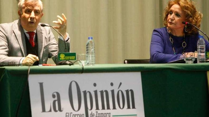 Mateos, durante la charla, junto a Carmen Ferreras.