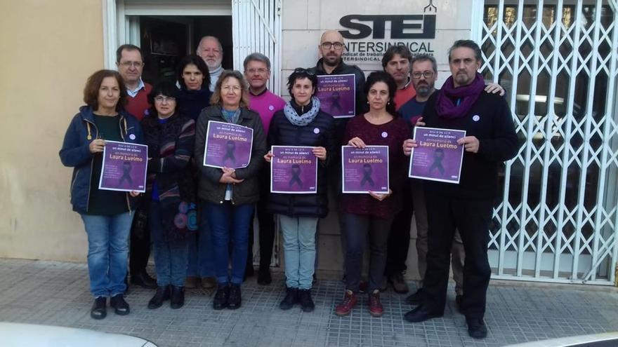 Miembros del STEI realizaron un minuto de silencio frente a su sede.