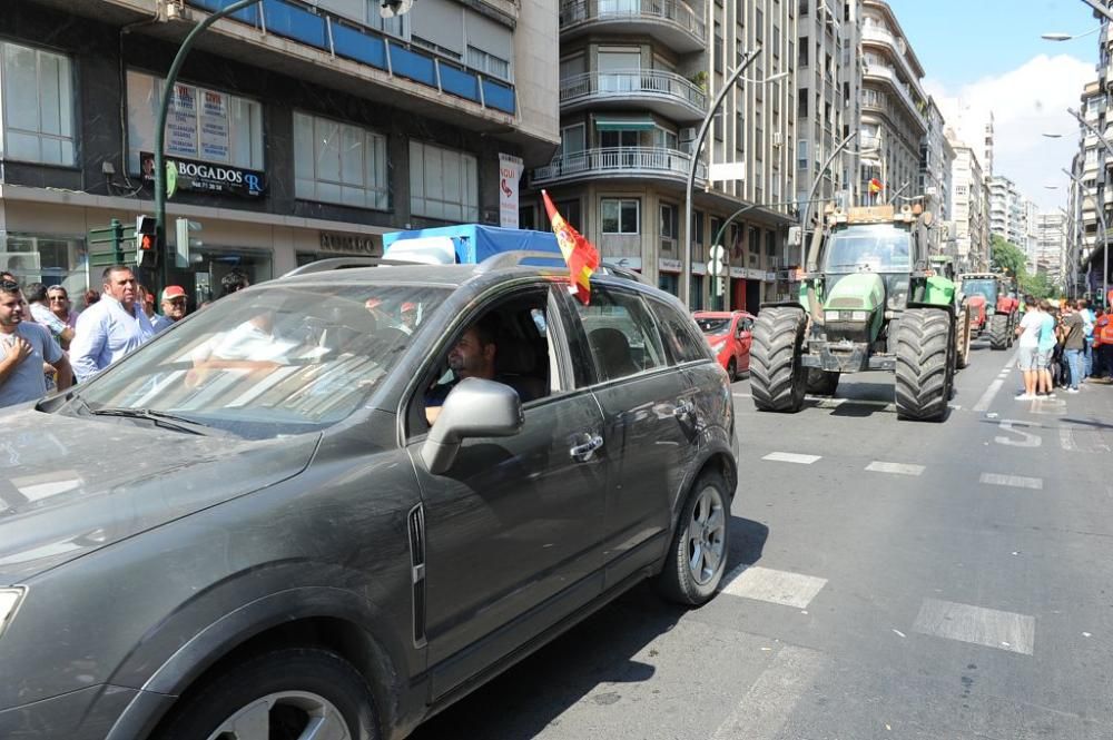 La Gran Vía de Murcia, paralizada por los agricultores