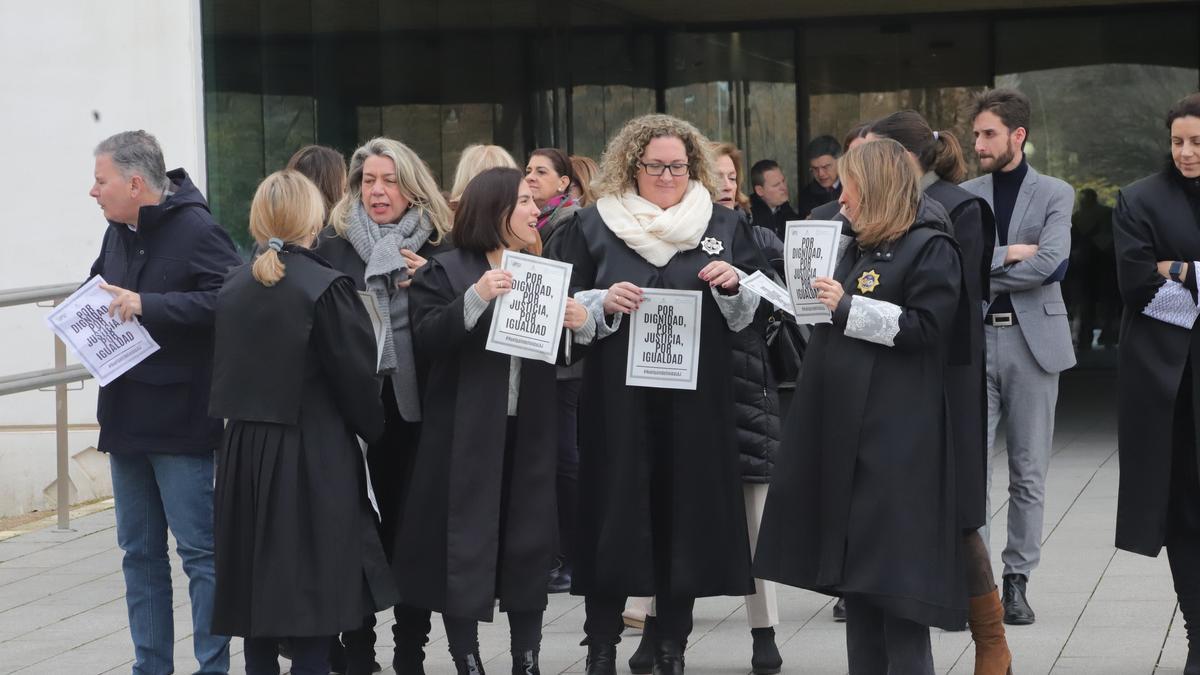 Concentración de los letrados judiciales frente a la Ciudad de la Justicia.