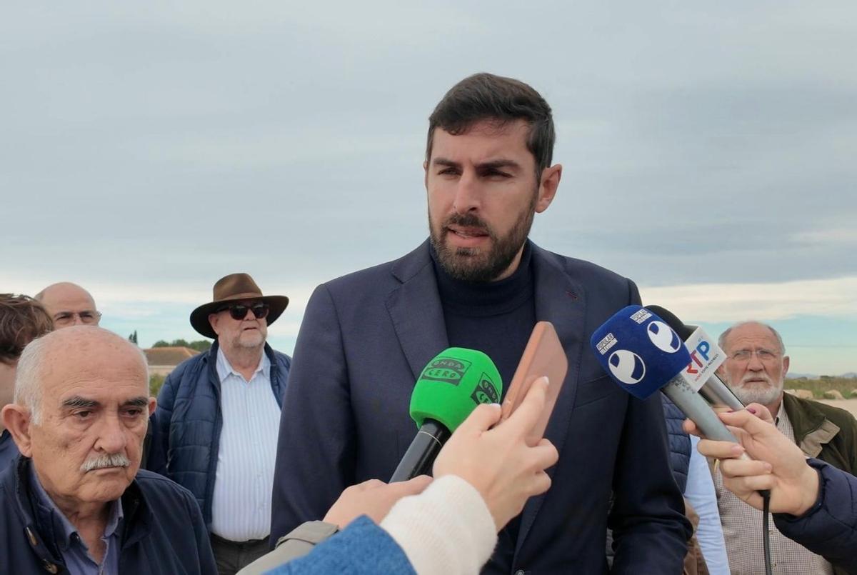 El líder de Vox en la Región, José Ángel Antelo, atiende a los medios en la desembocadura de la rambla del Albujón.