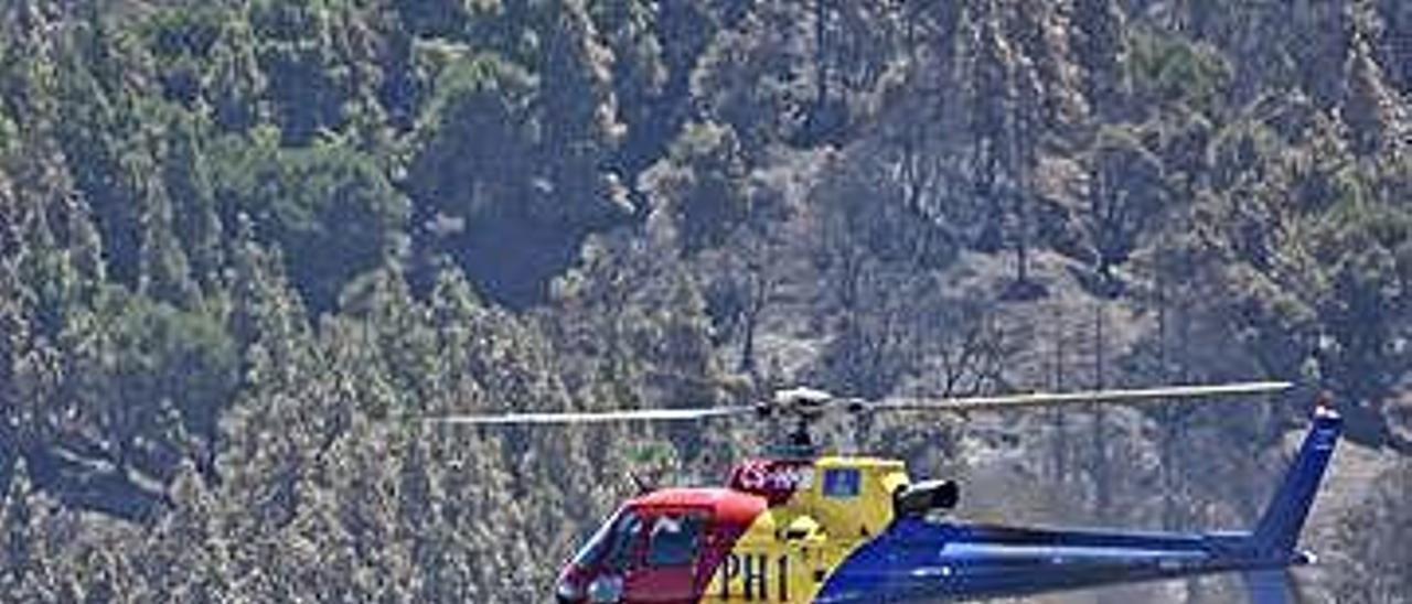 Un helicóptero recoge agua de un depósito.