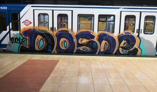 Grafiteros 'celebran' la Navidad pintando trenes del Metro de Madrid