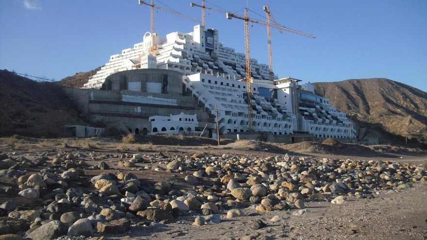 La demolición del hotel de El Algarrobico vuelve a dilatarse