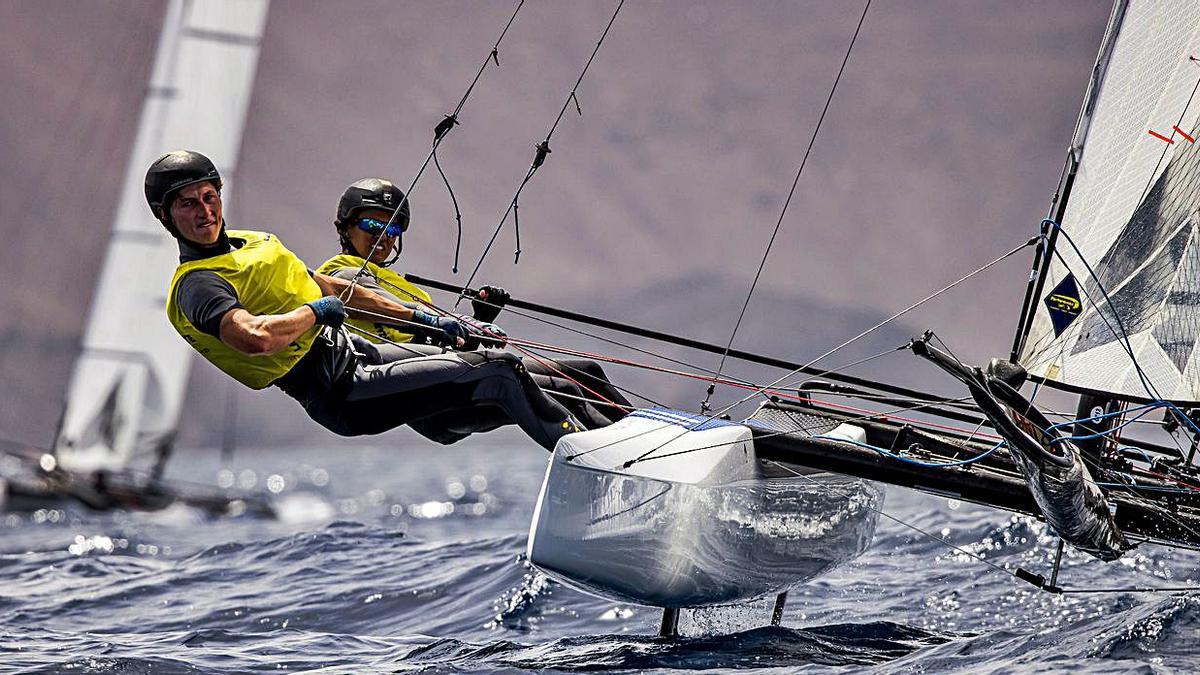 Florian Trittel y Tara Pacheco, al timón de su Nacra 17, durante una de las pruebas de ayer.. |