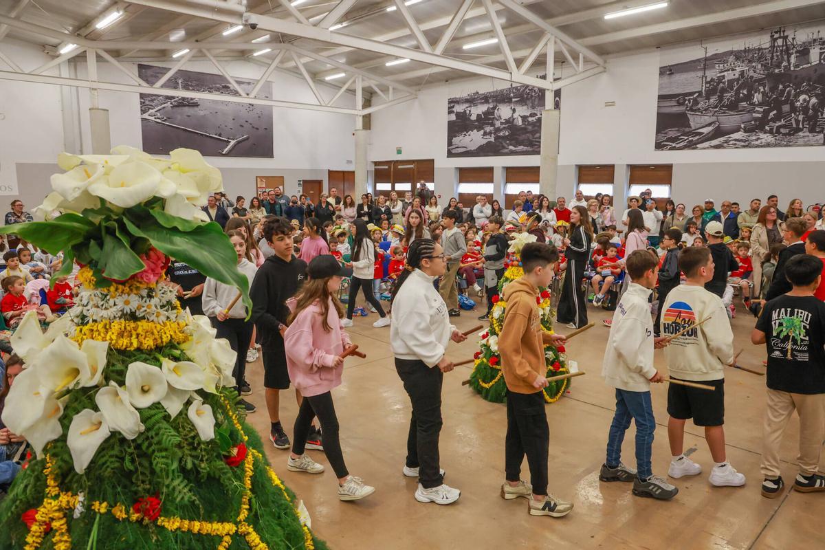 Escolares durante a Festa dos Maios en Cambados.