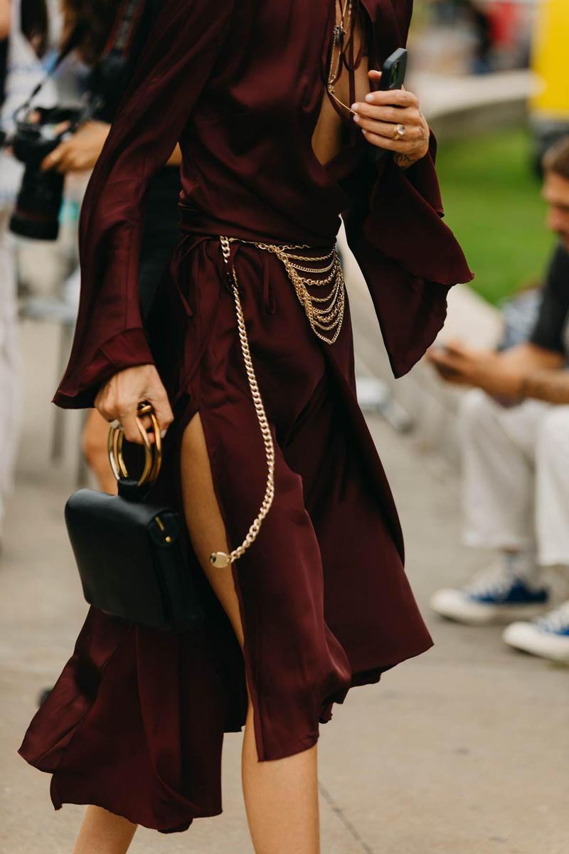 El cinturón cadena, un accesorio para pasar de un look sencillo a un 'lookazo'