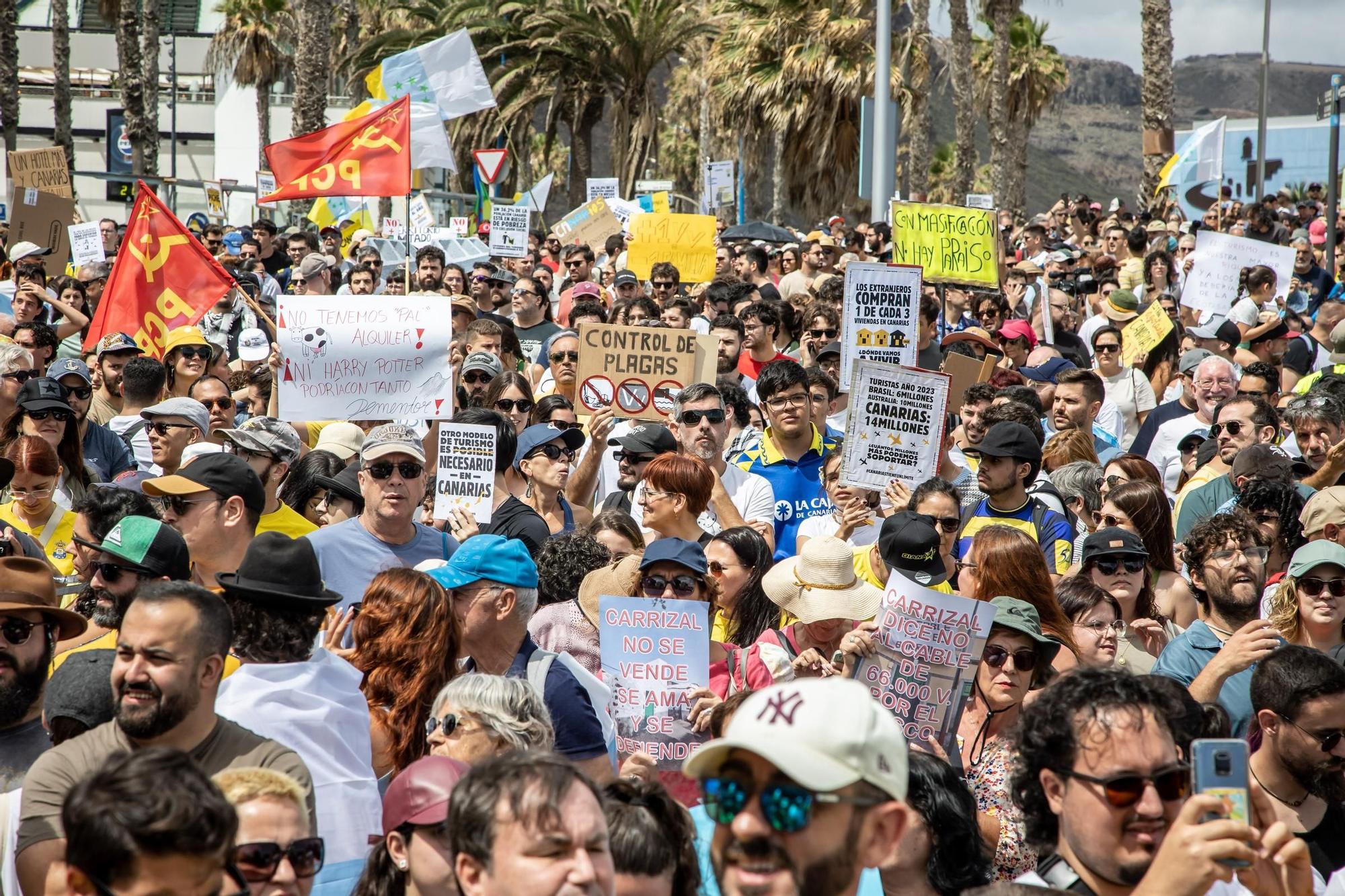 Zehntausende Menschen protestieren auf den Kanaren gegen den Massentourismus