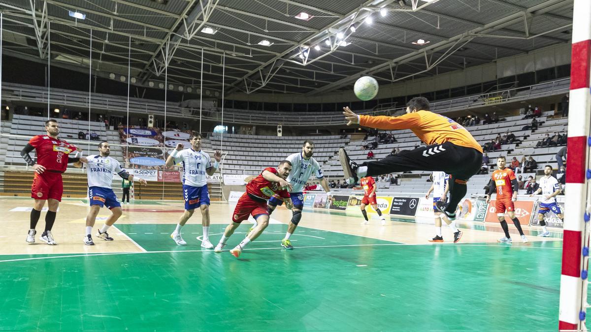 Un momento del partido de balonmano entre el Bada Huesca y el Granollers del pasado miércoles.