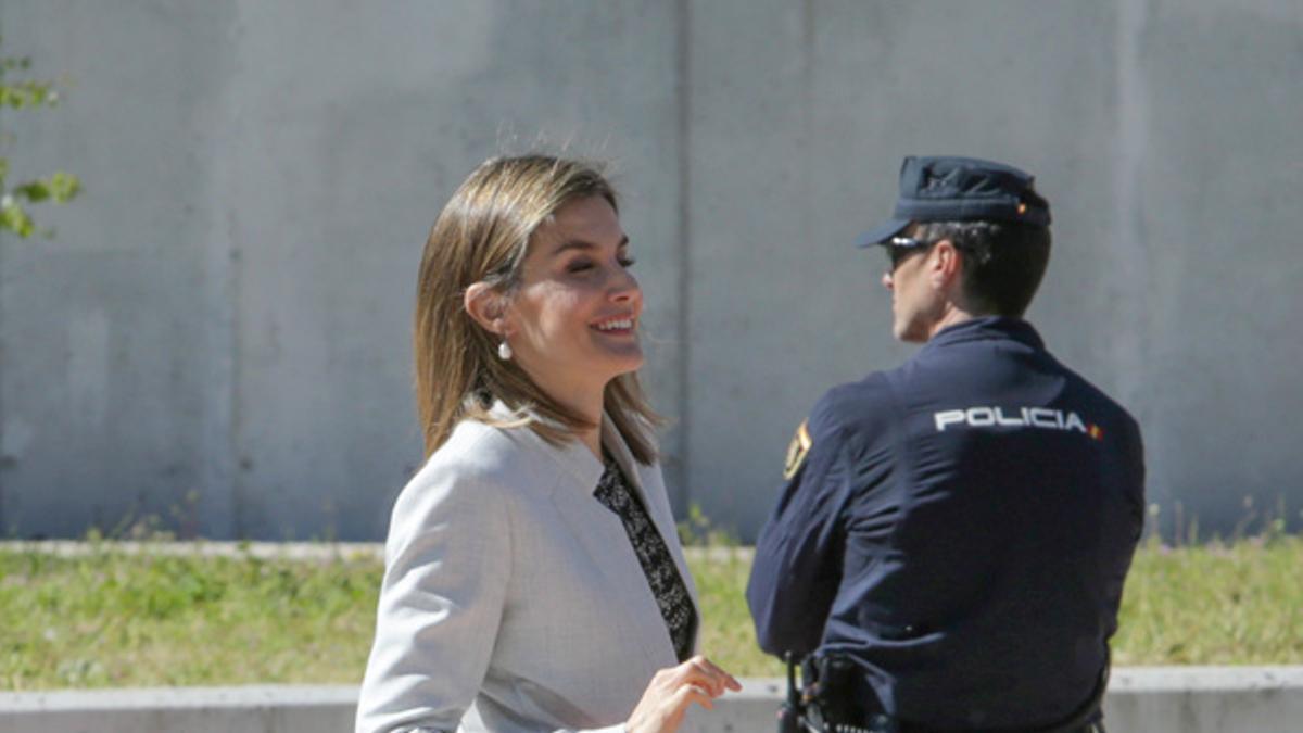 El look de Letizia Ortiz con traje gris de Hugo Boss