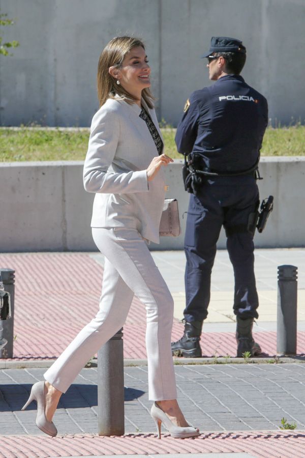 Letizia Ortiz con traje gris de Hugo Boss