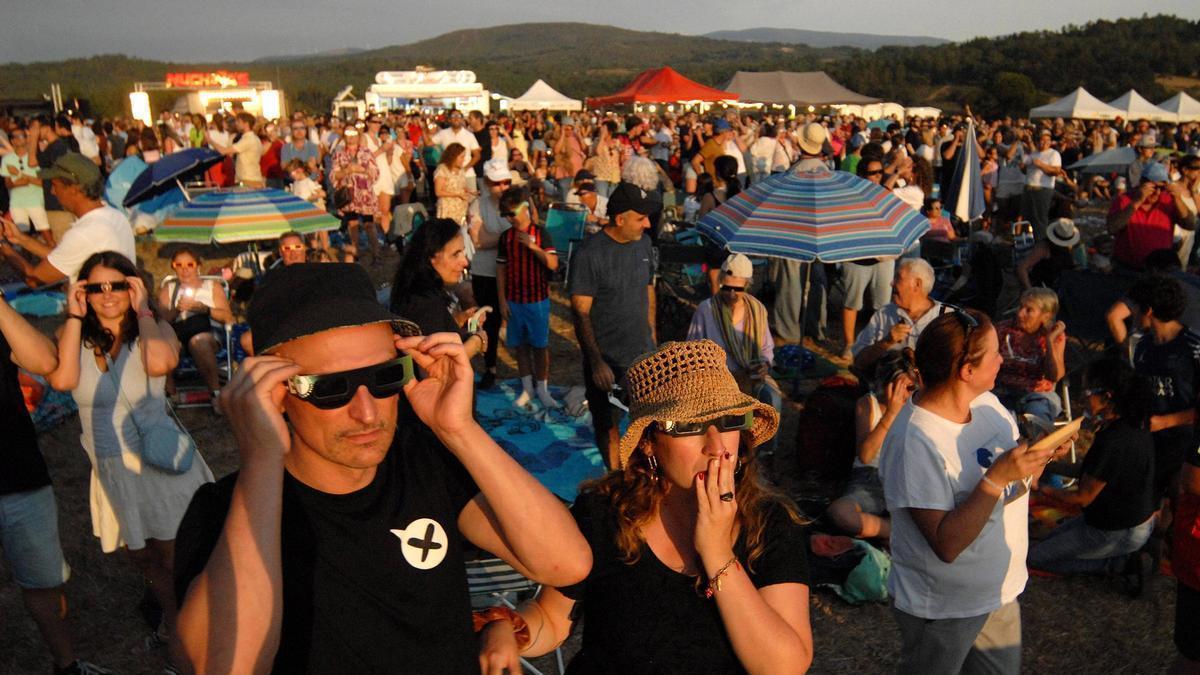 Asistentes al visionado del eclipse desde el Altar do Sol.