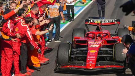 Carlos Sainz, animado por el personal de Ferrari