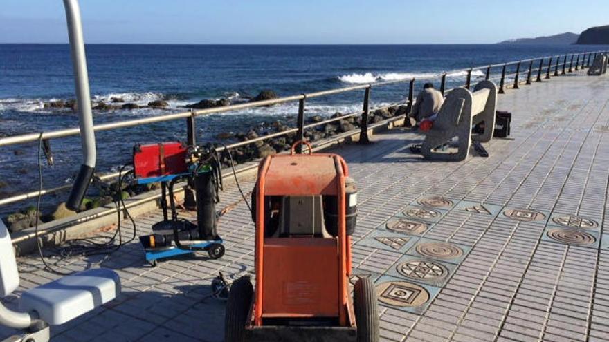 Puertos Canarios repara la barandilla del paseo de los Poetas