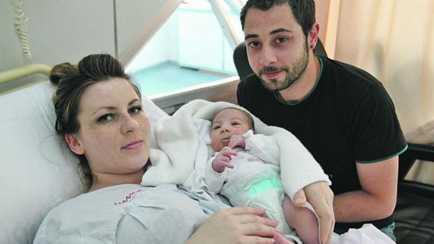 Mónica Bazalova, junto a su bebé y su pareja, en el Materno-Infantil de Murcia.