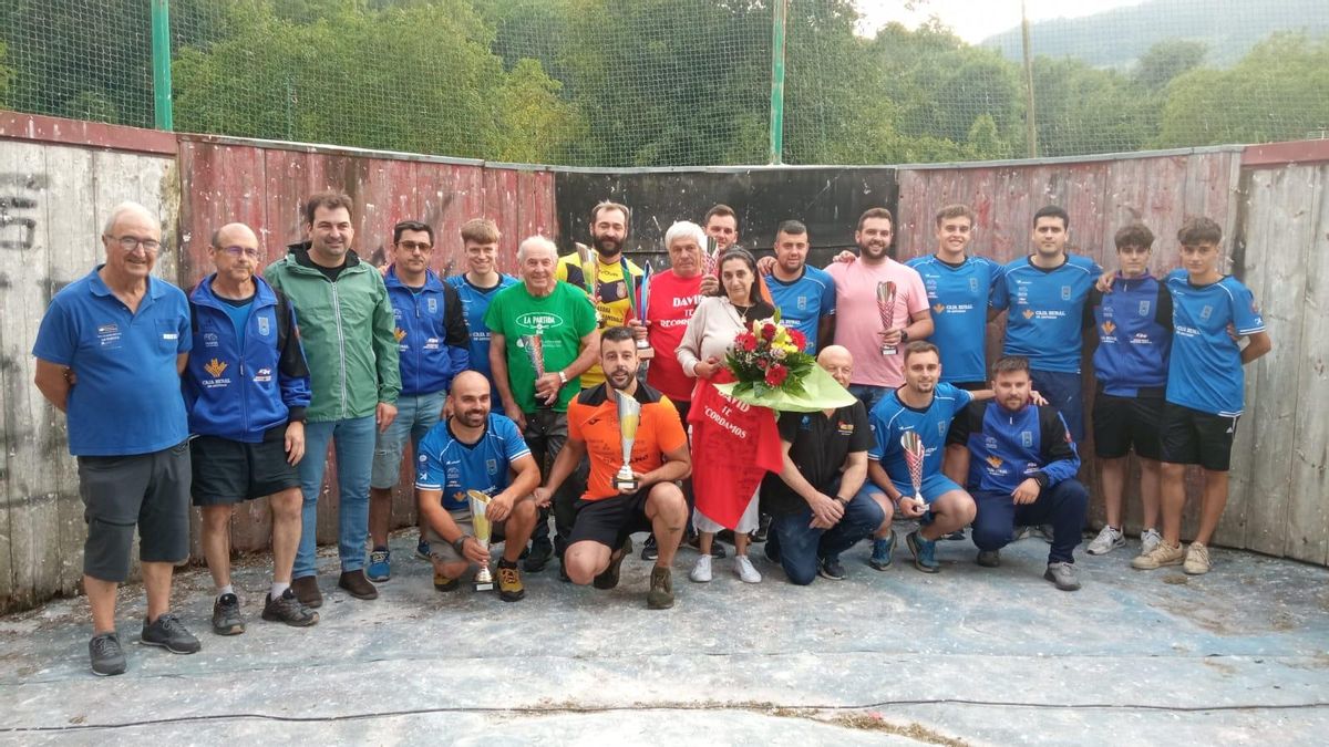 Foto de familia de los participantes en el memorial David Antón.