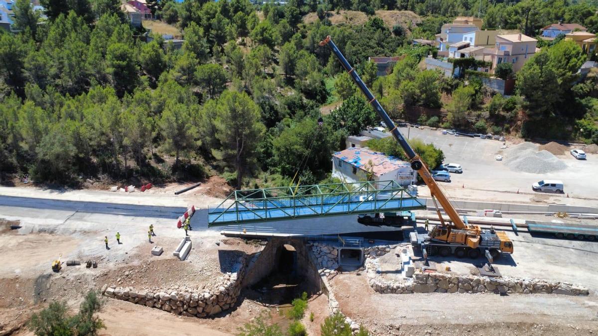 Colocación de la nueva pasarela ciclopeatonal de la CV-425 entre Buñol y Alborache.