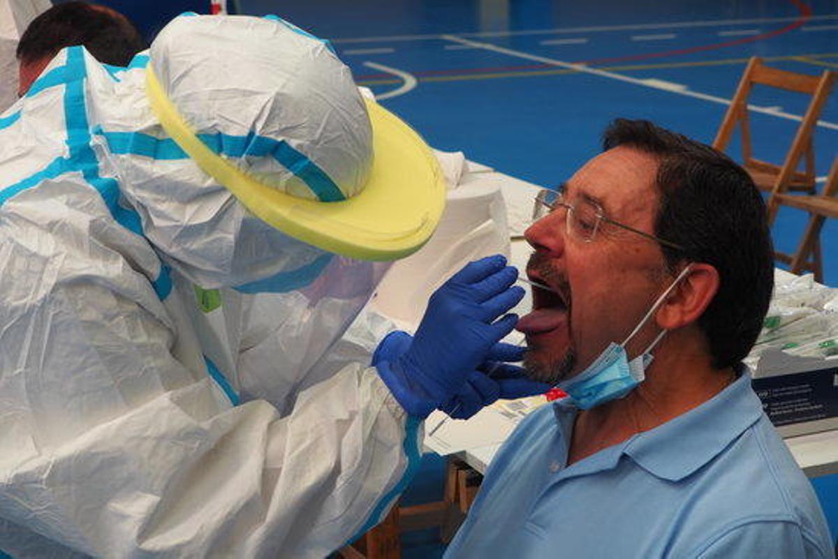Un sanitari fent un test de PCR.