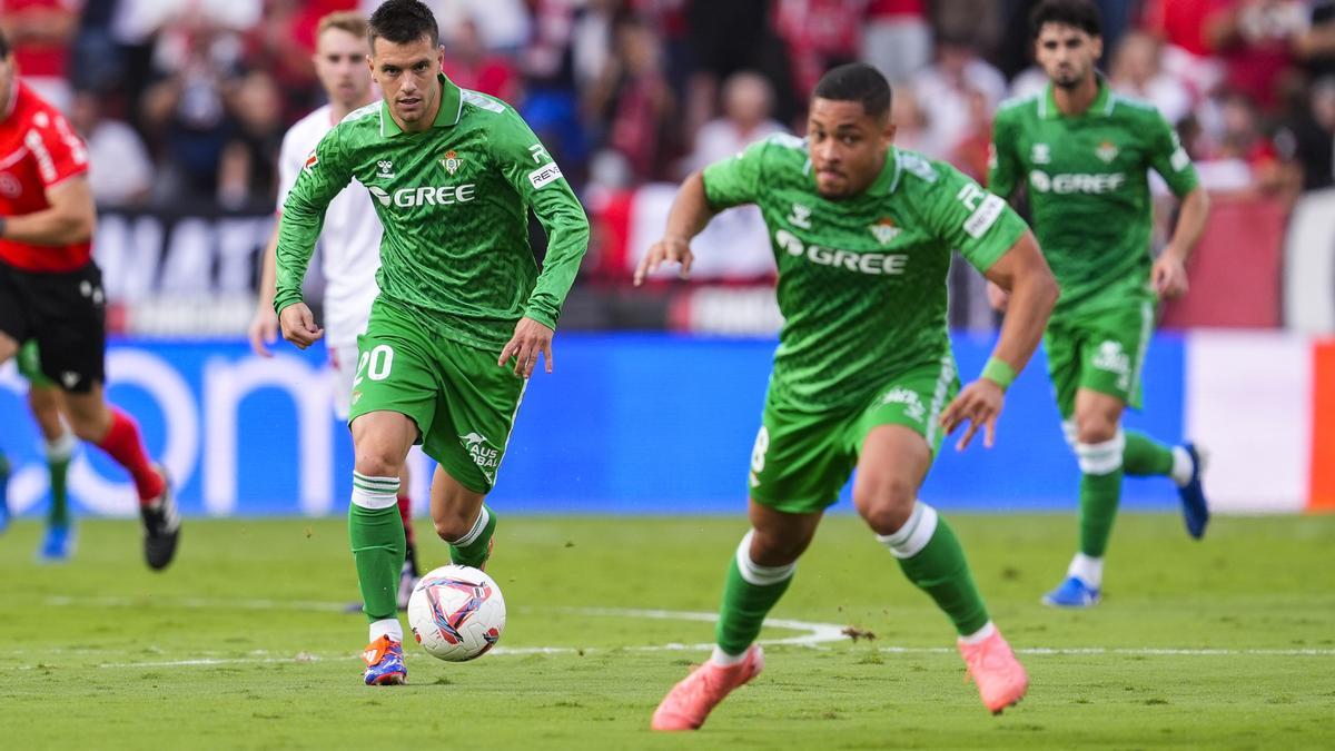 Giovani Lo Celso del Real Betis en acción durante el partido de fútbol de la liga española, LaLiga EA Sports, jugado entre el Sevilla FC y el Real Betis en el estadio Ramón Sánchez-Pizjuán el 6 de octubre de 2024, en Sevilla, España.