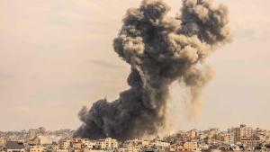 Columnas de humo se elevan desde un edificio en la ciudad de Gaza, tras un bombardeo de Israel